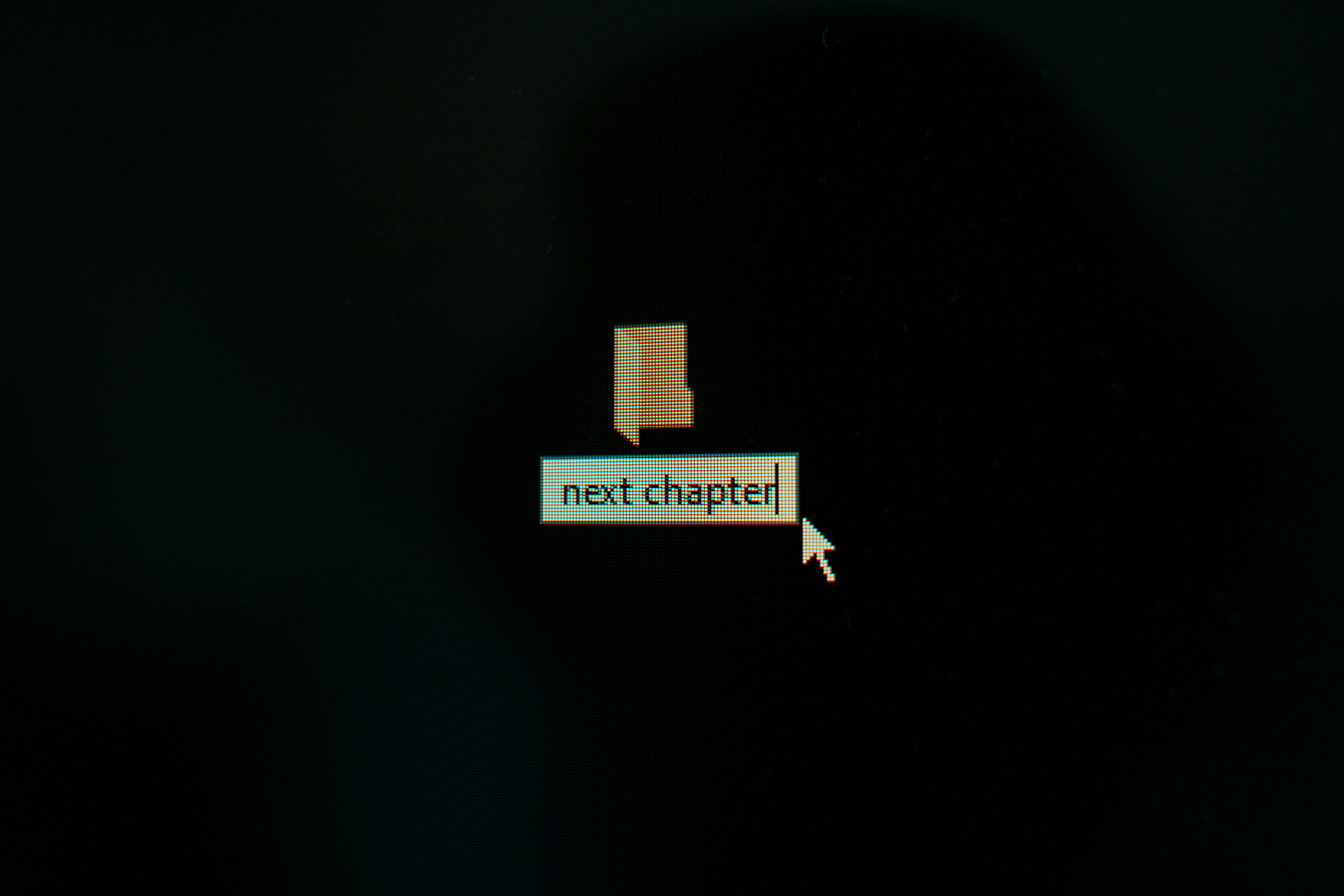 取引アプリを開いたスマートフォンを手に持ち、数分ごとにチャートを確認している人物