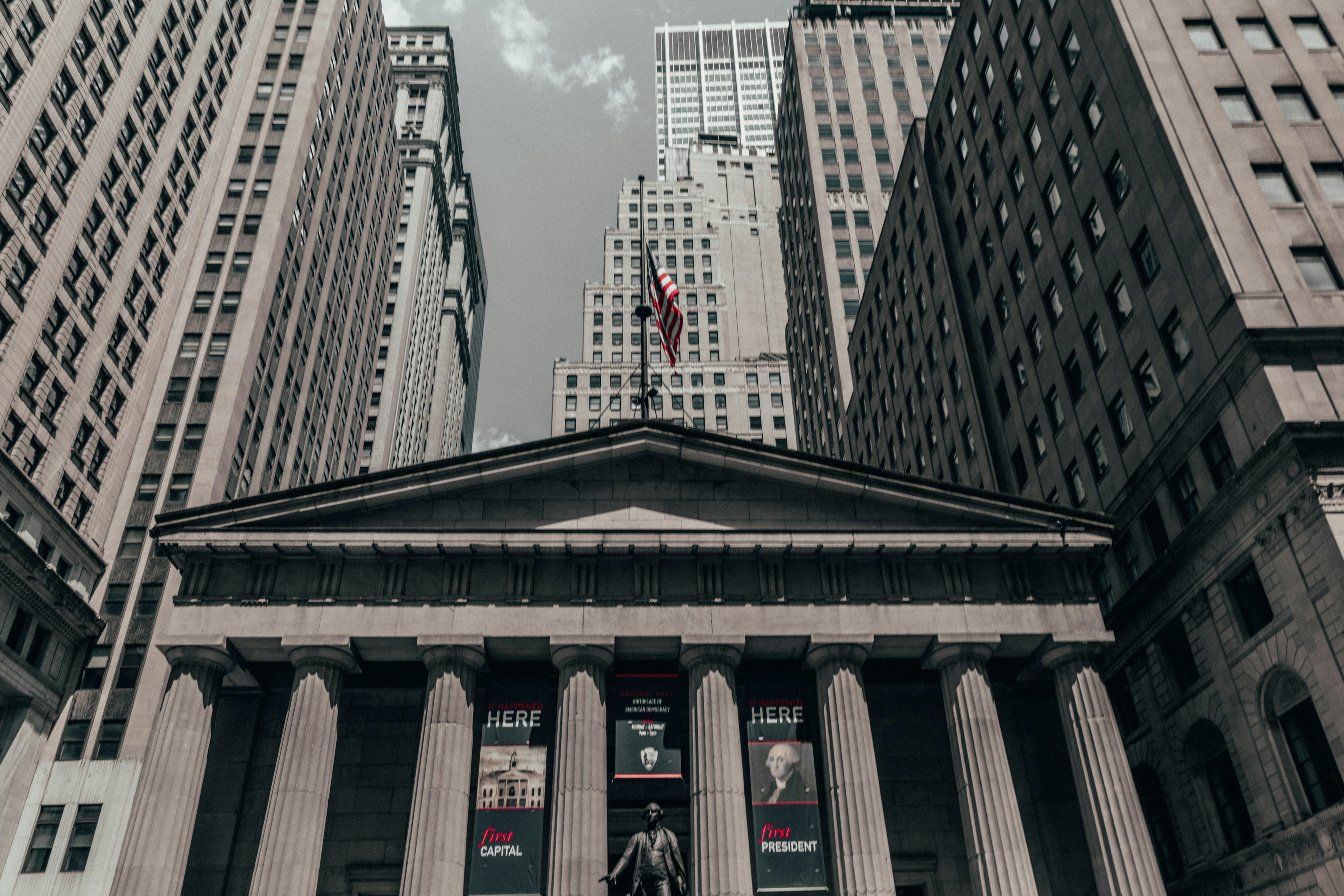 都心の証券取引所の活気ある取引フロア