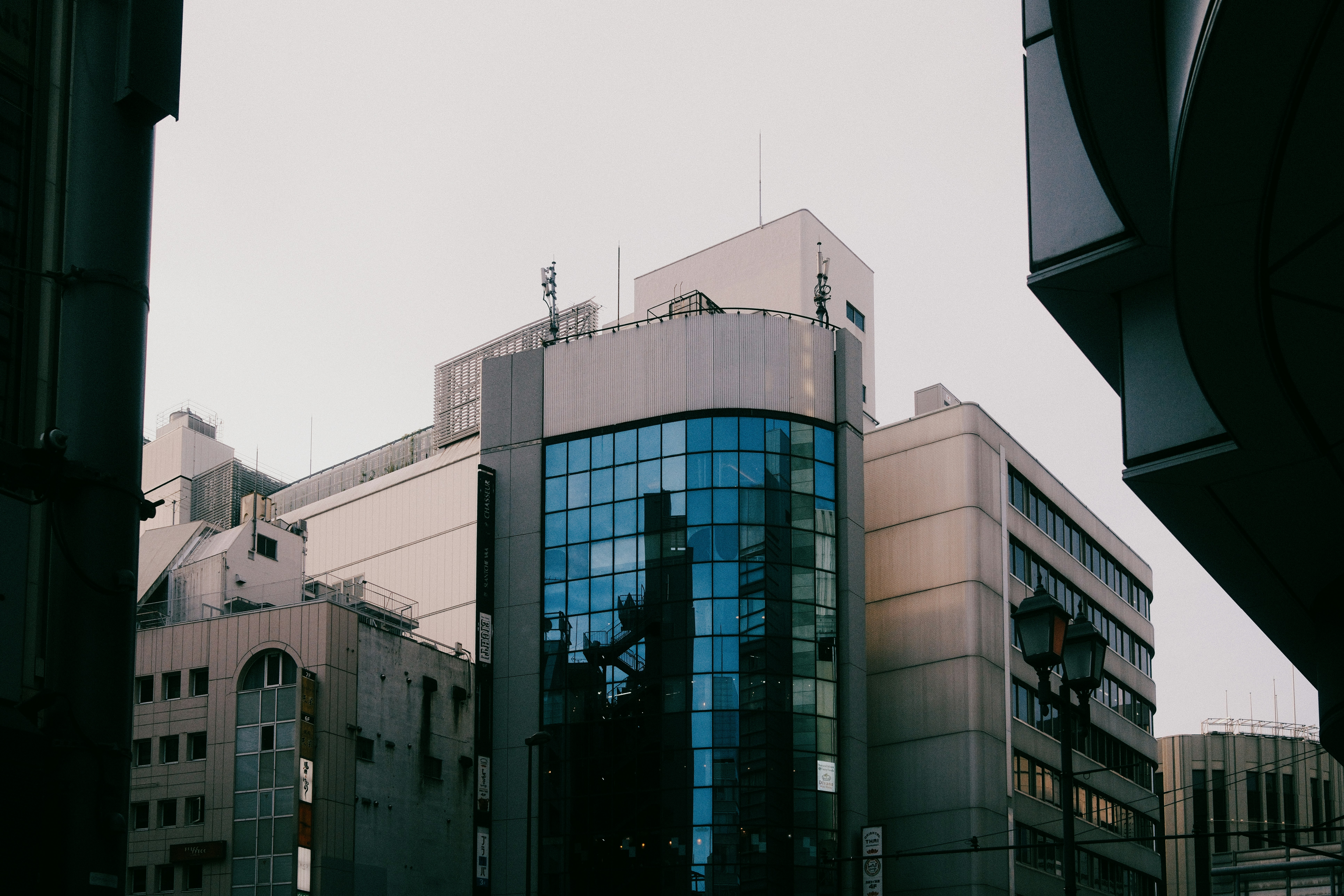 さまざまな種類の投資対象（株式、債券、不動産など）のアイコンが円グラフで示され、分散投資のイメージを分かりやすく表現している写真