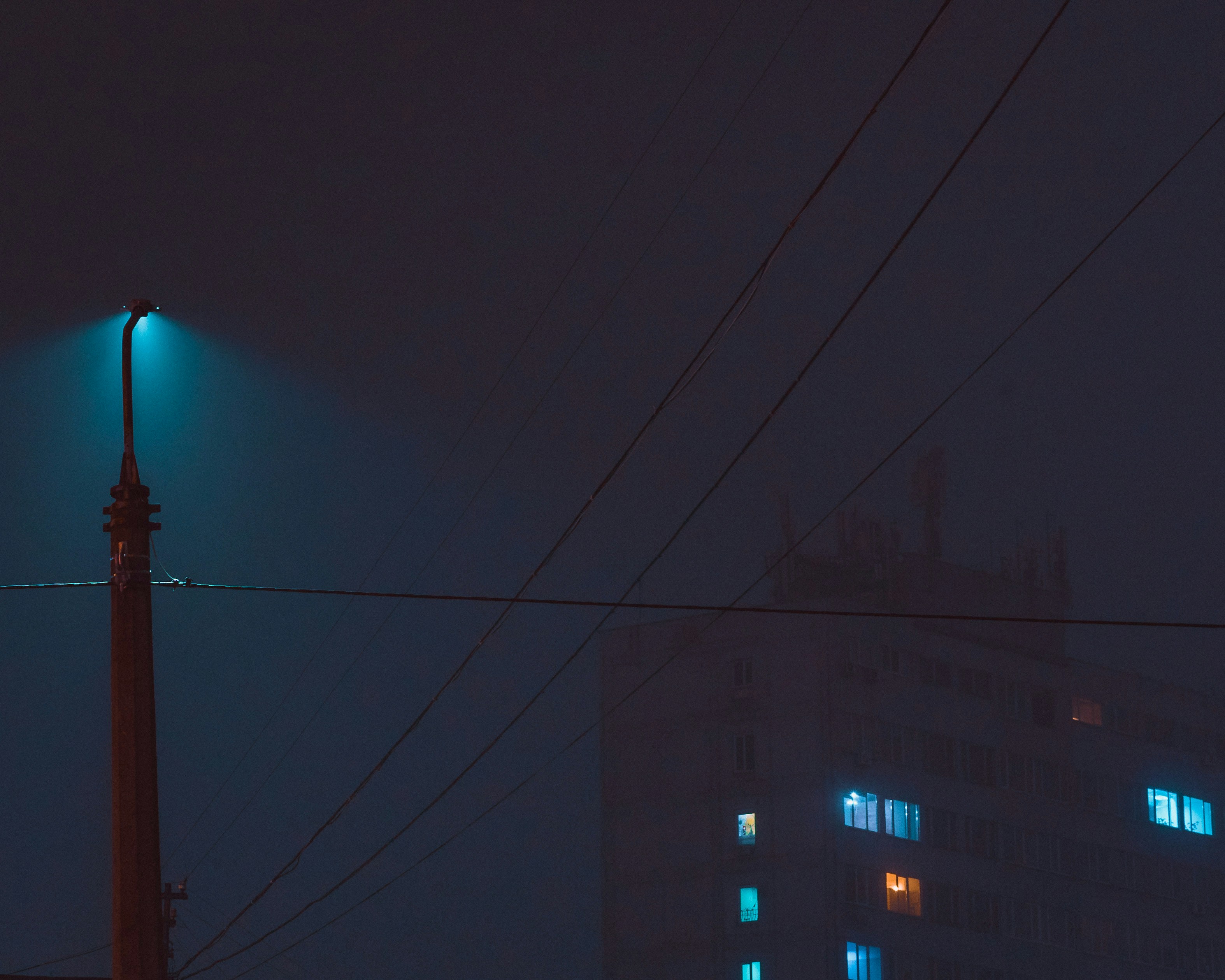 大きく下落したチャートに、リバウンドを示す矢印が書き込まれている画像