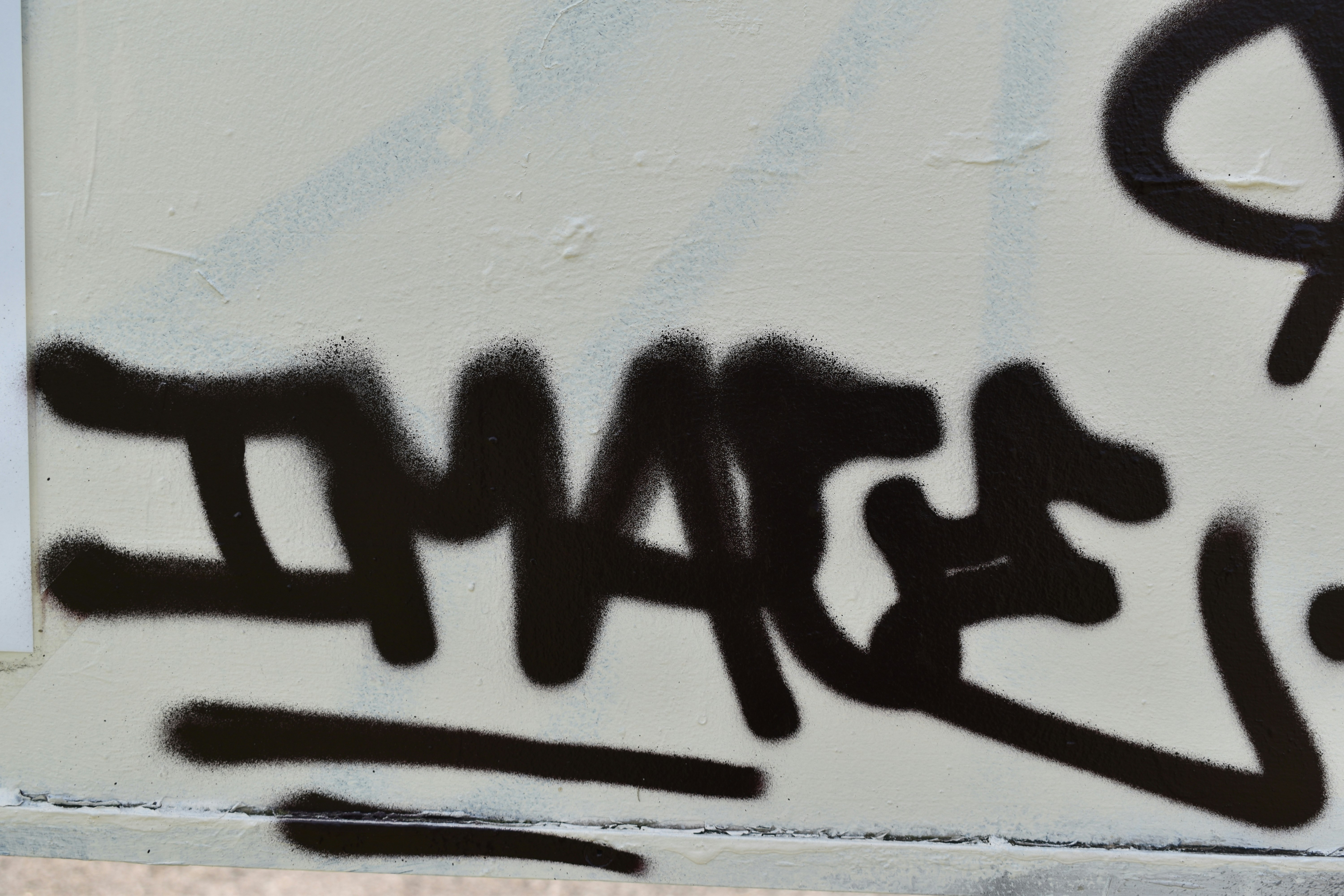 チャート上にMACDライン、シグナルライン、ゼロラインを示し、ゴールデンクロスとデッドクロスの例を強調した図