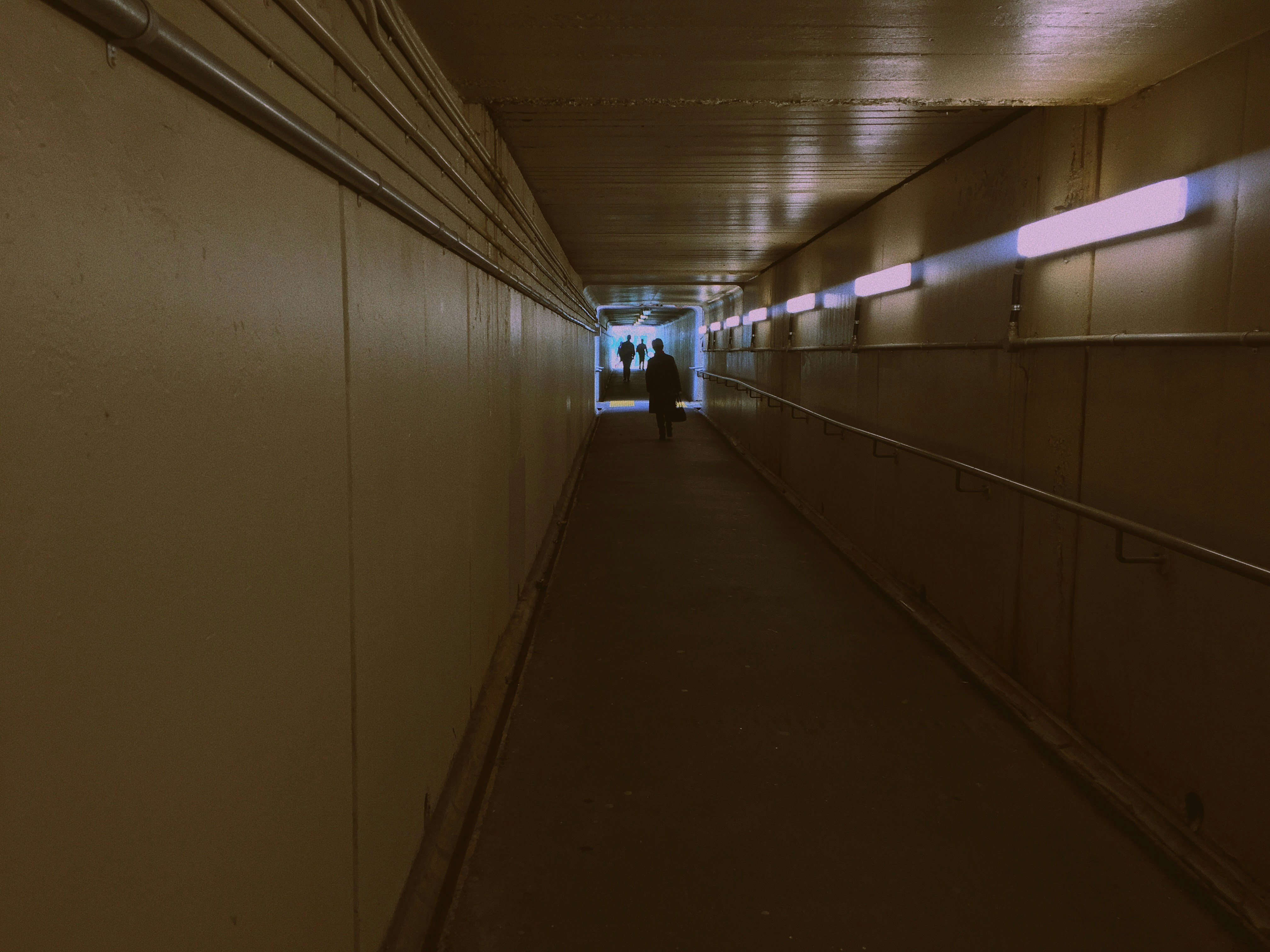 株価チャートにケルトナーチャネルを重ね、上限・下限に触れたローソク足が強調されているグラフィック