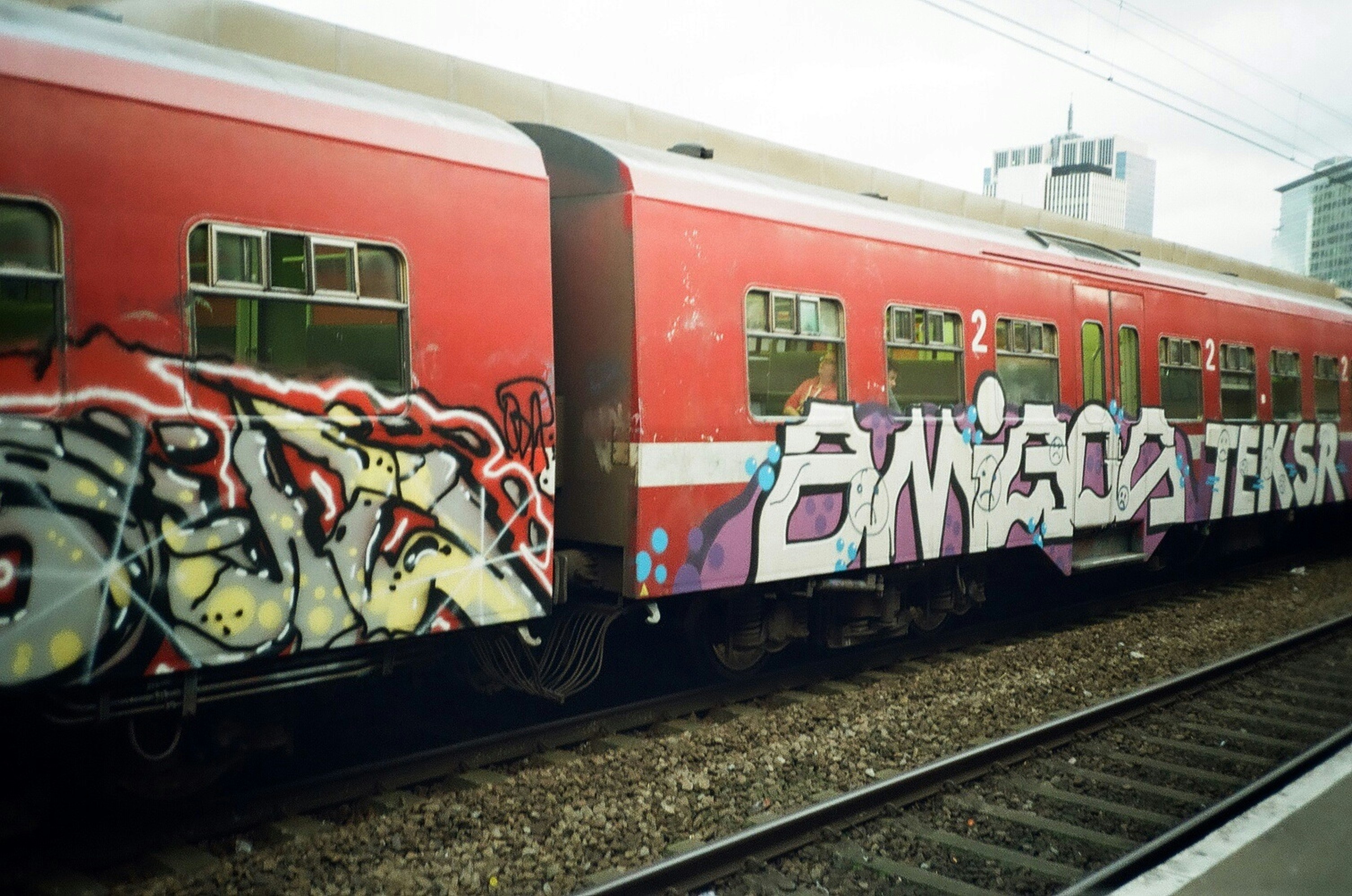 短期チャート上に5EMAと20EMAが交差しているシーンを強調したグラフ