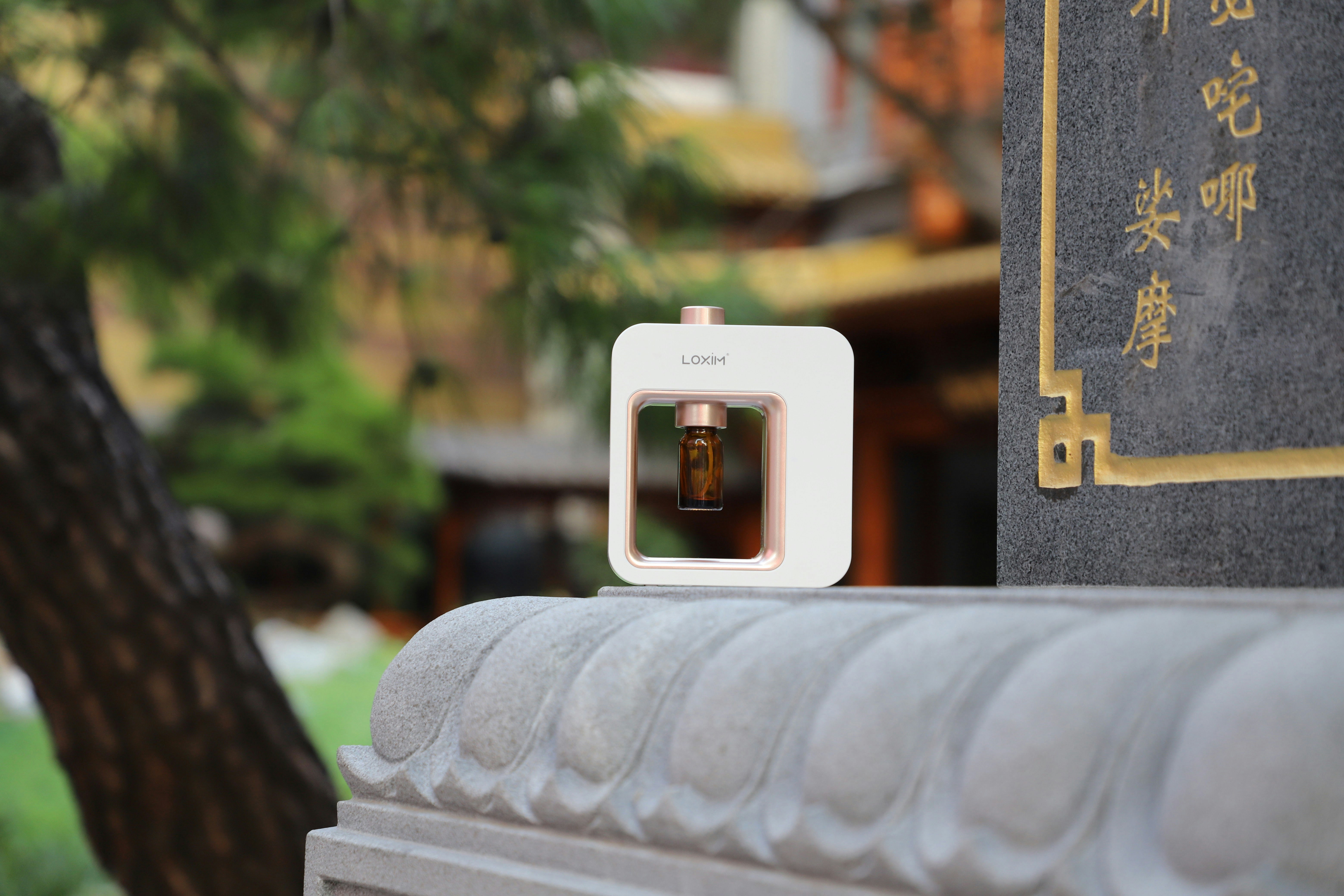 デスク上にアロマディフューザーがあり、横にモニターで株価チャートが映っている様子