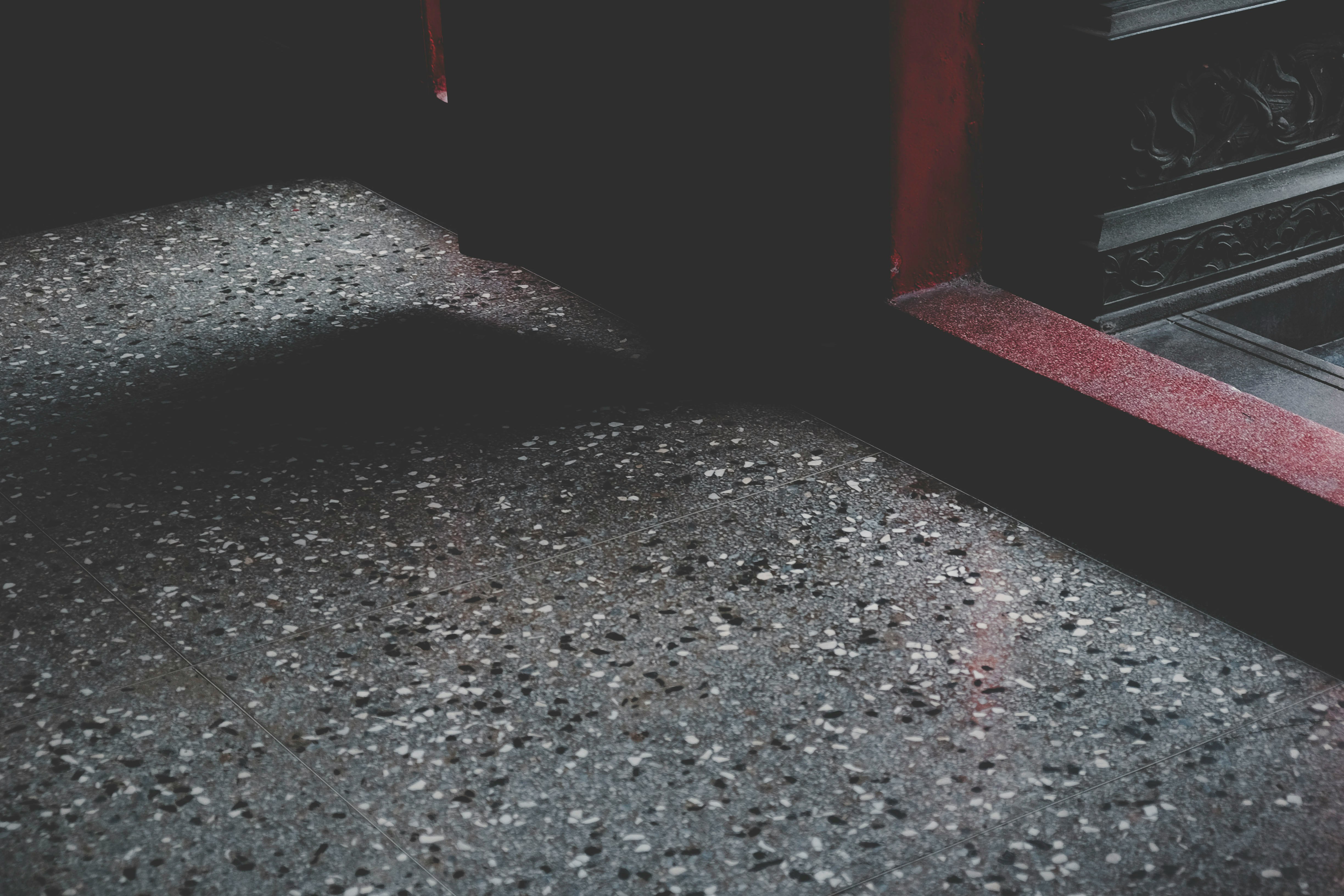 トレーディングデスクで複数のモニターを見つめ、真剣な表情で取引を行うデイトレーダー