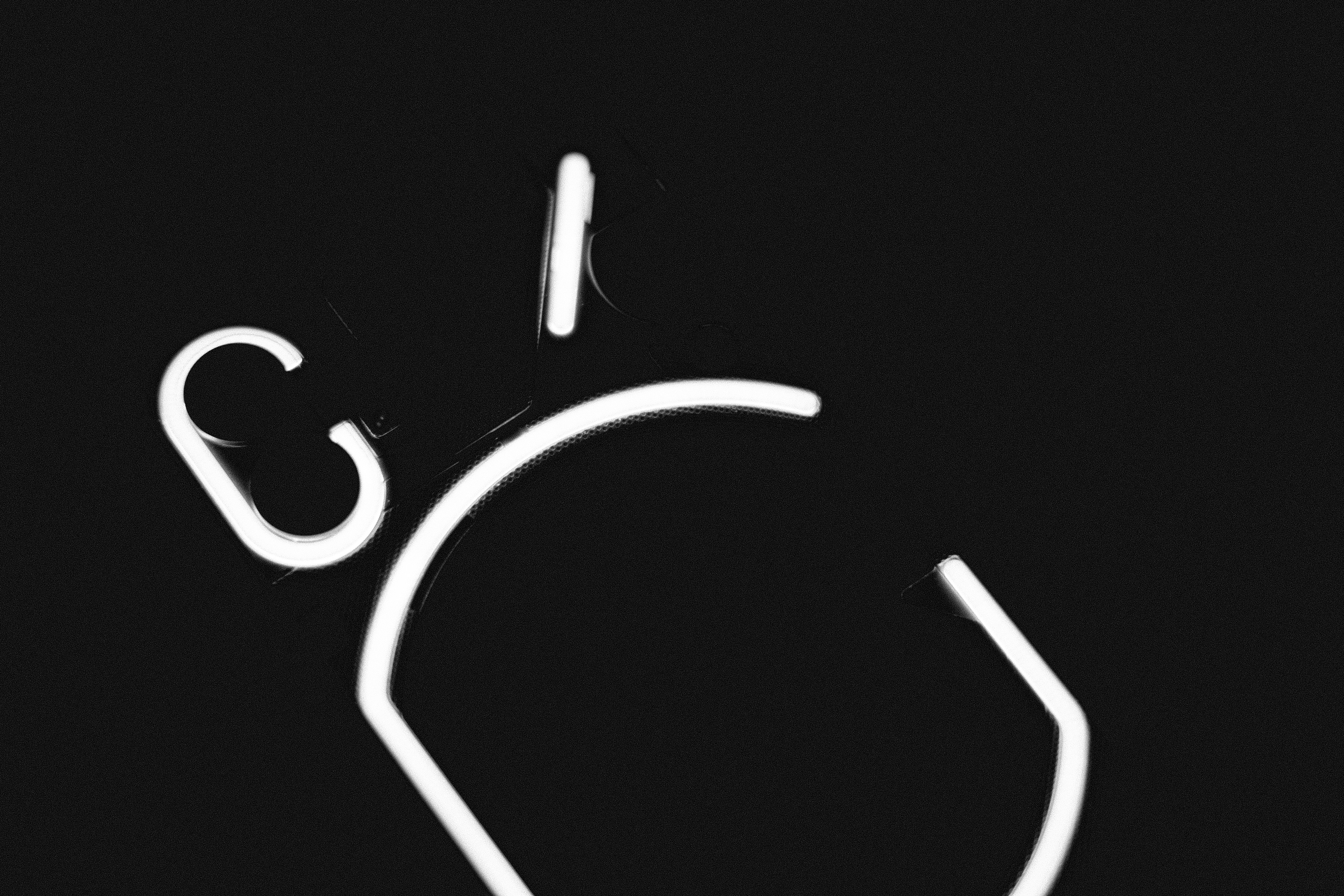 株価チャートに、AI予測ツールが表示した売買サインが重ねて表示されている