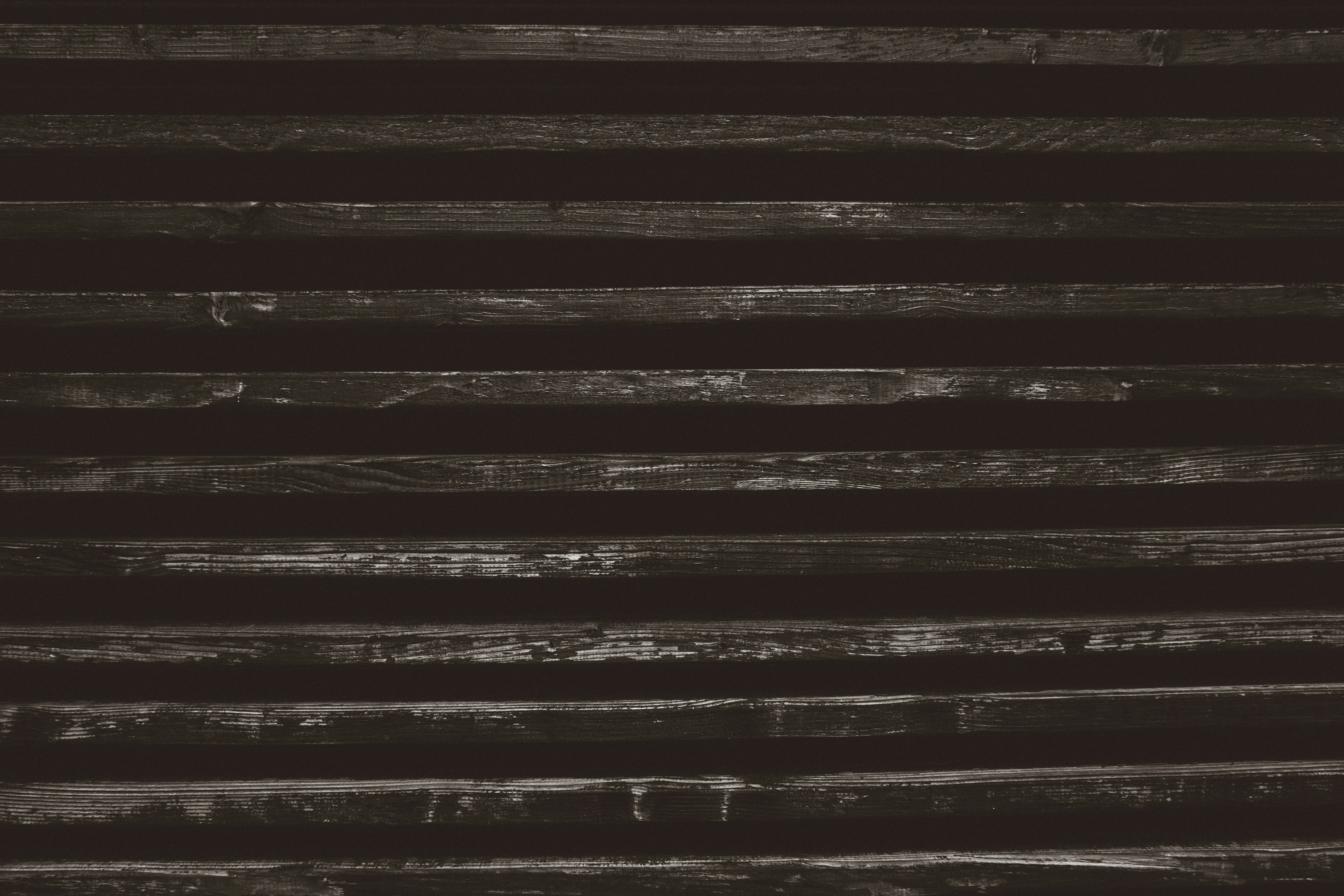 シーソーに乗った2つの株価チャート