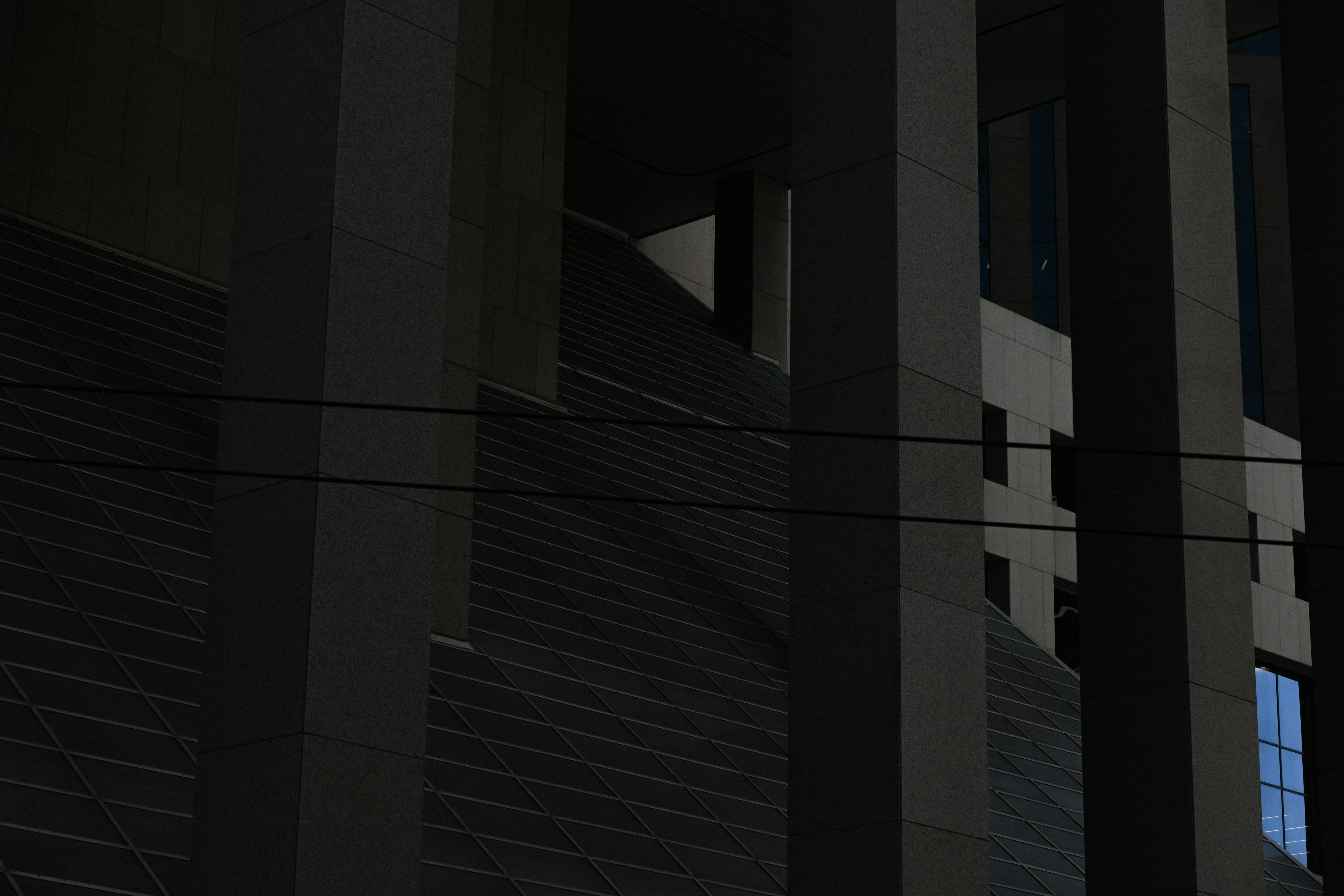 iDeCoやつみたてNISAに関する書籍が並んだ本棚