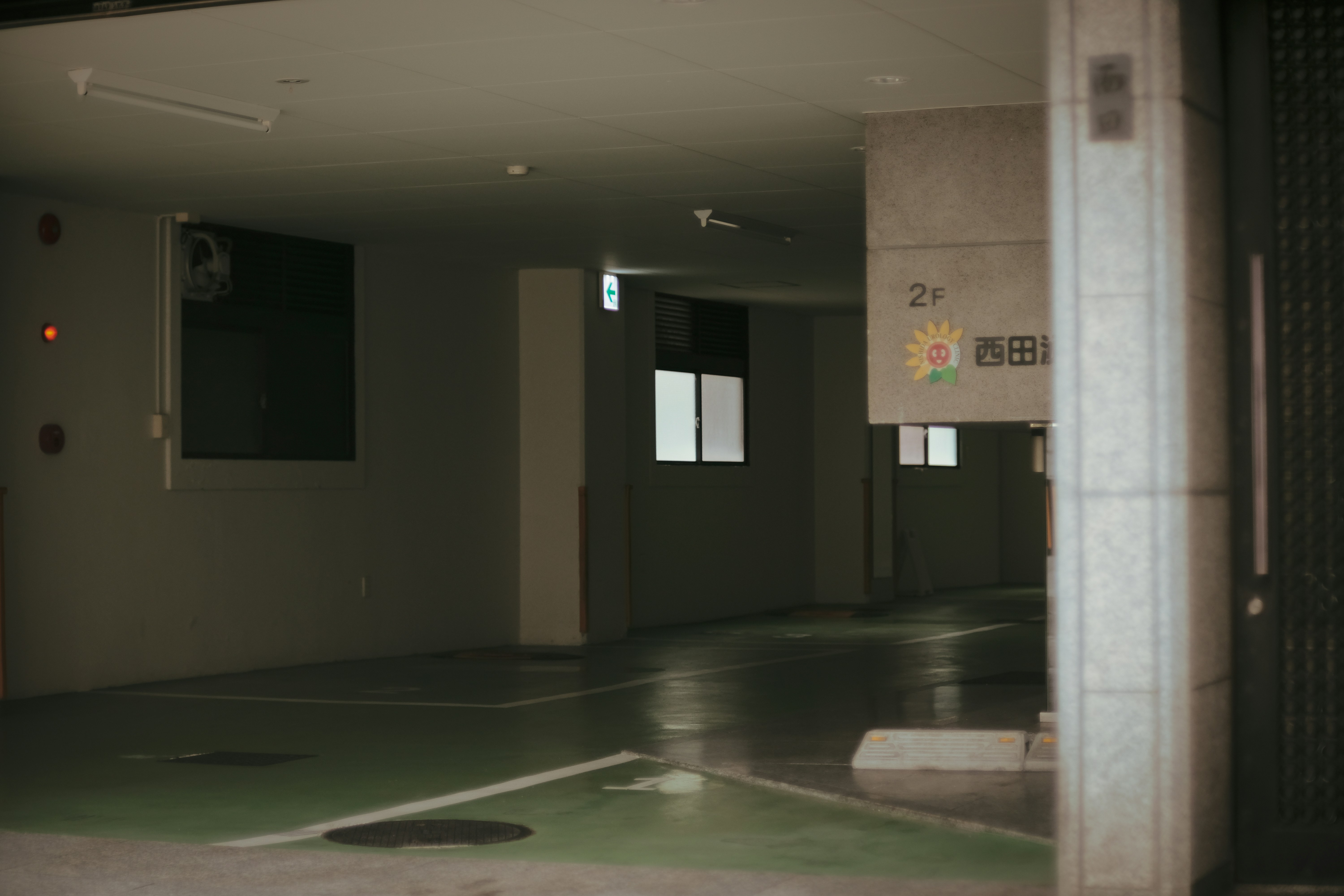 トレーディング画面を俯瞰で映し、複数のモニターにチャートが表示されているシーン