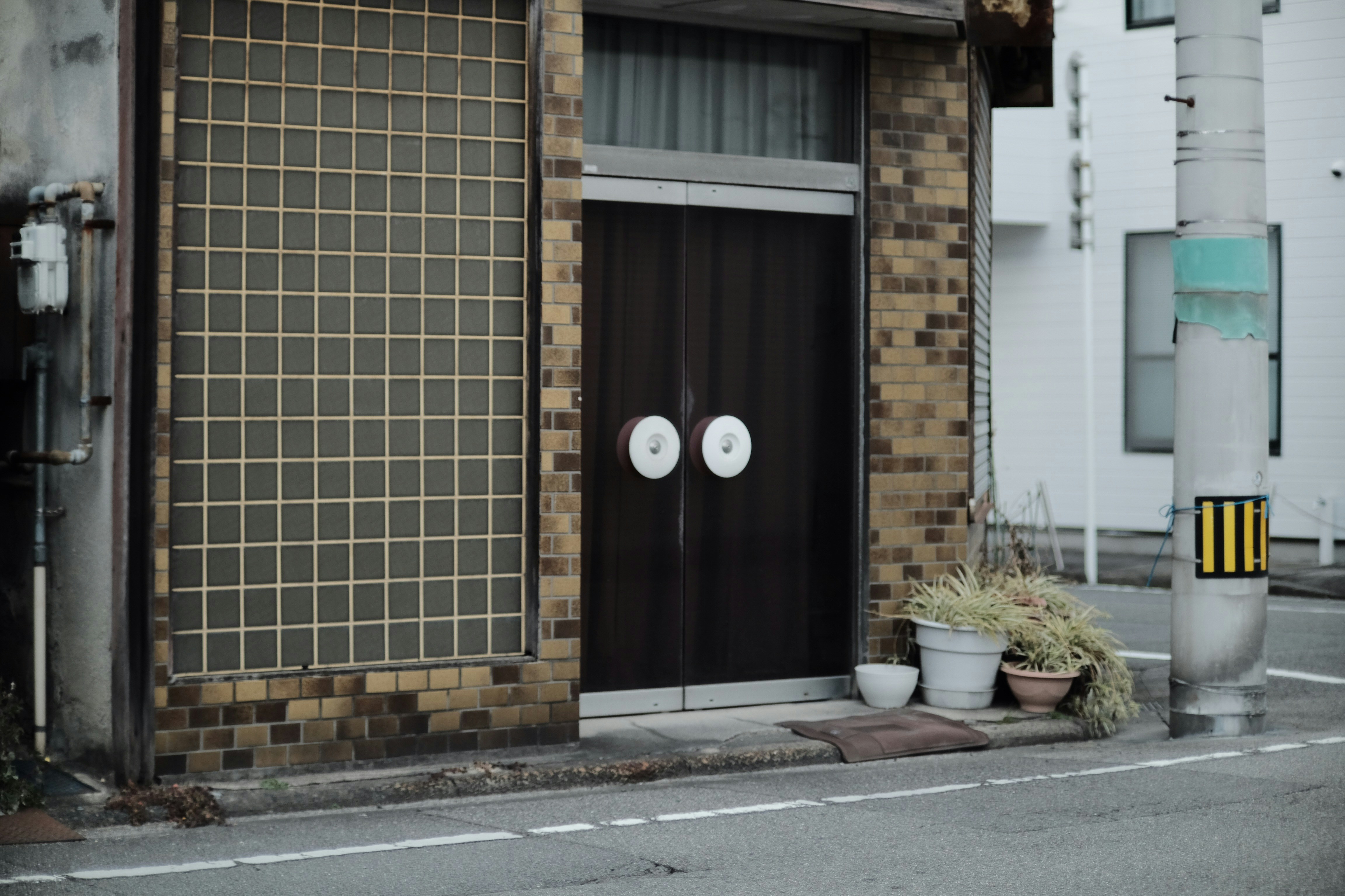 ローソク足チャートを見ながら真剣な表情でパソコンに向かう人物