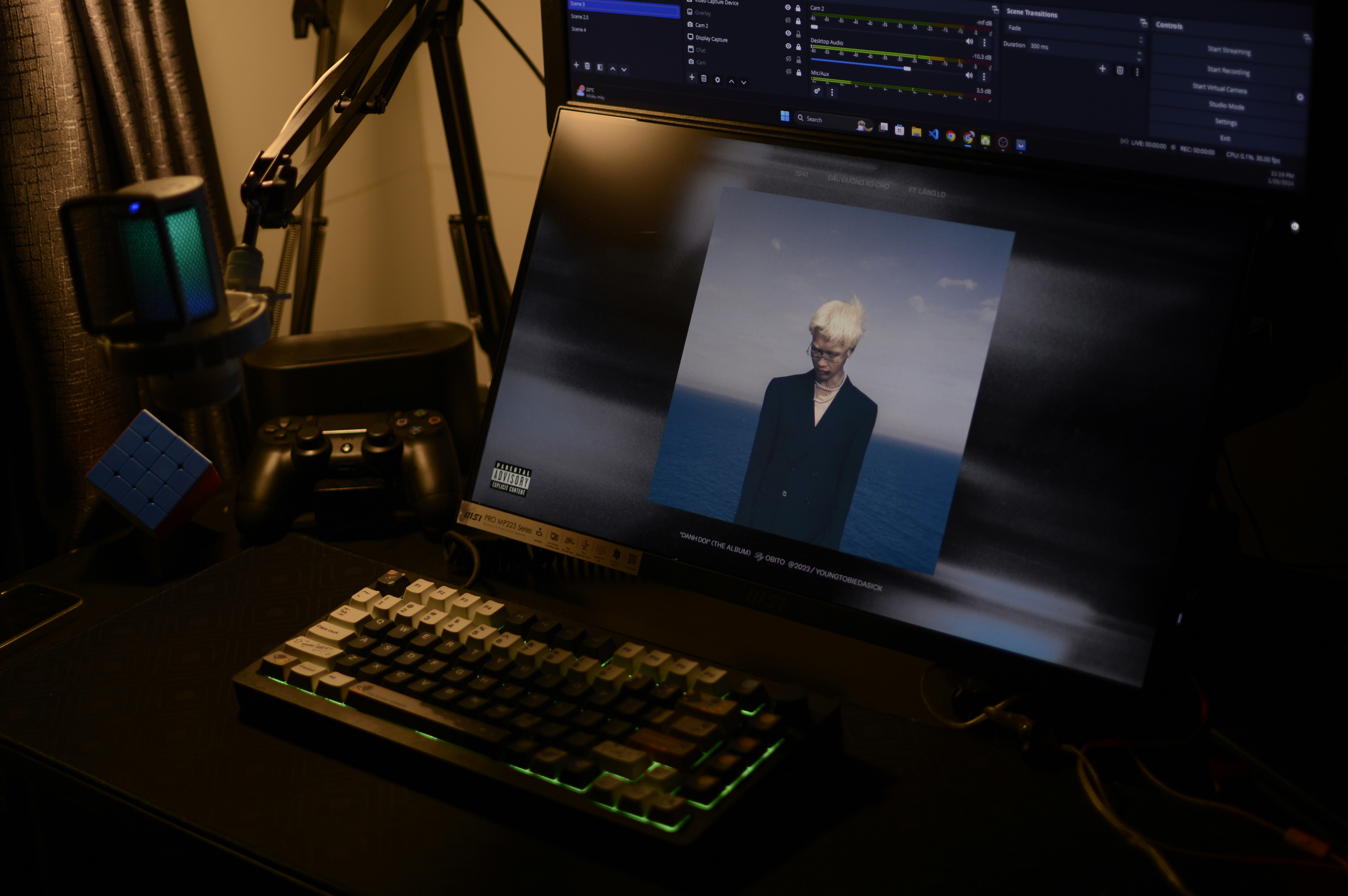 モニターにチャートと脳波のグラフが並んで映し出されているシーン
