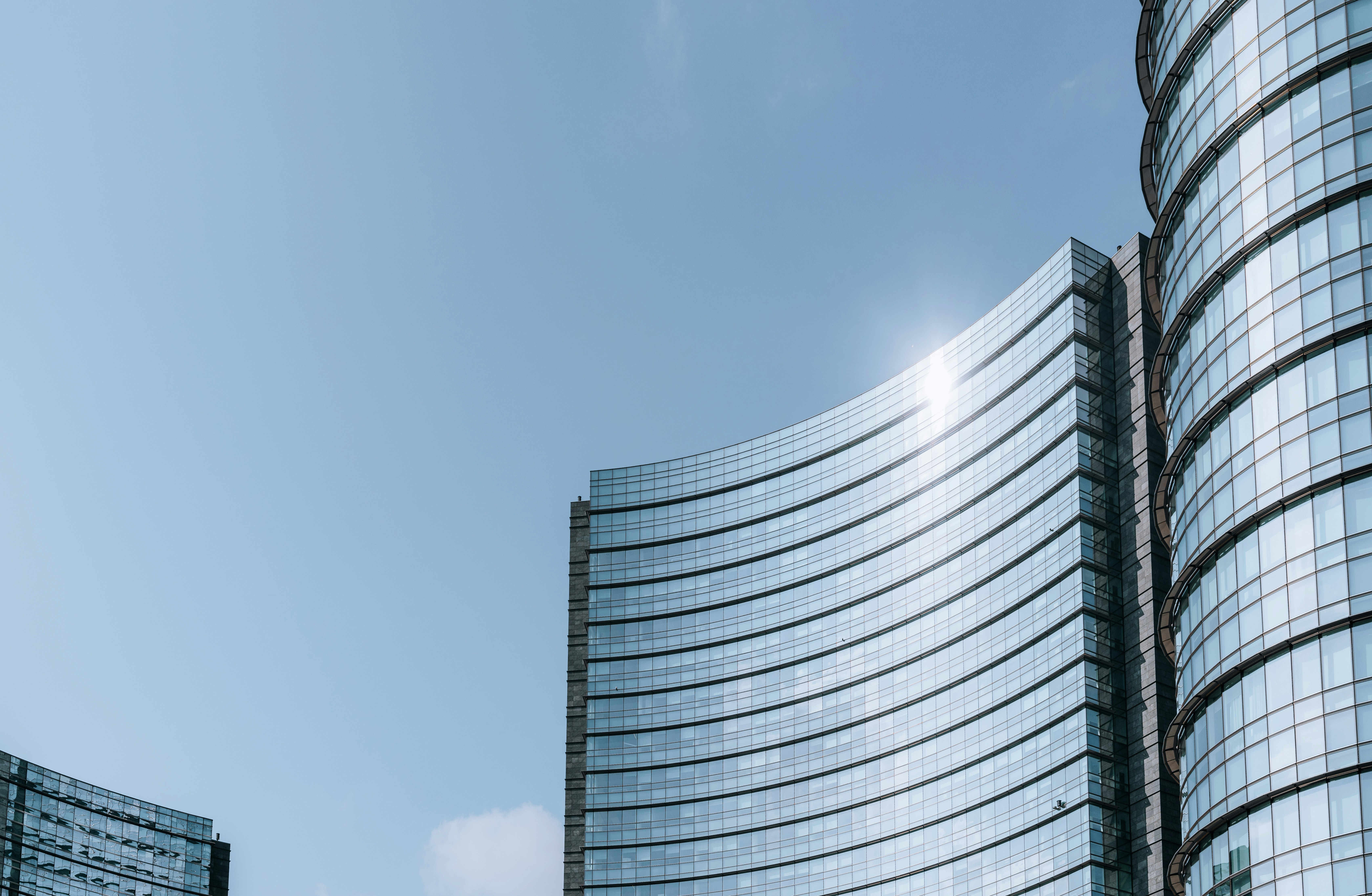 ある企業のオフィスビルの外観