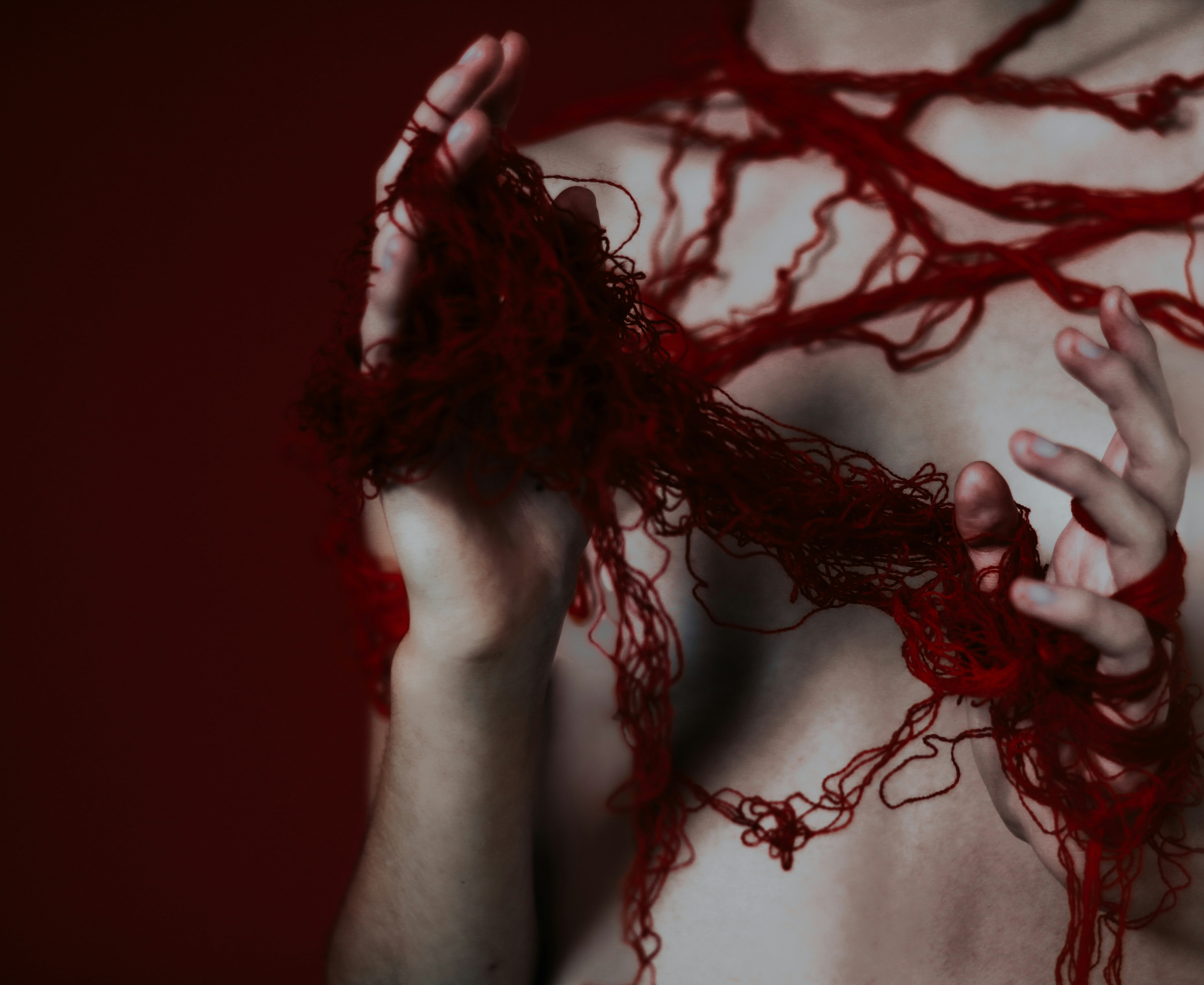 4つのデスク環境が並び、それぞれの血液型トレーダーが特徴的な表情で取引している様子