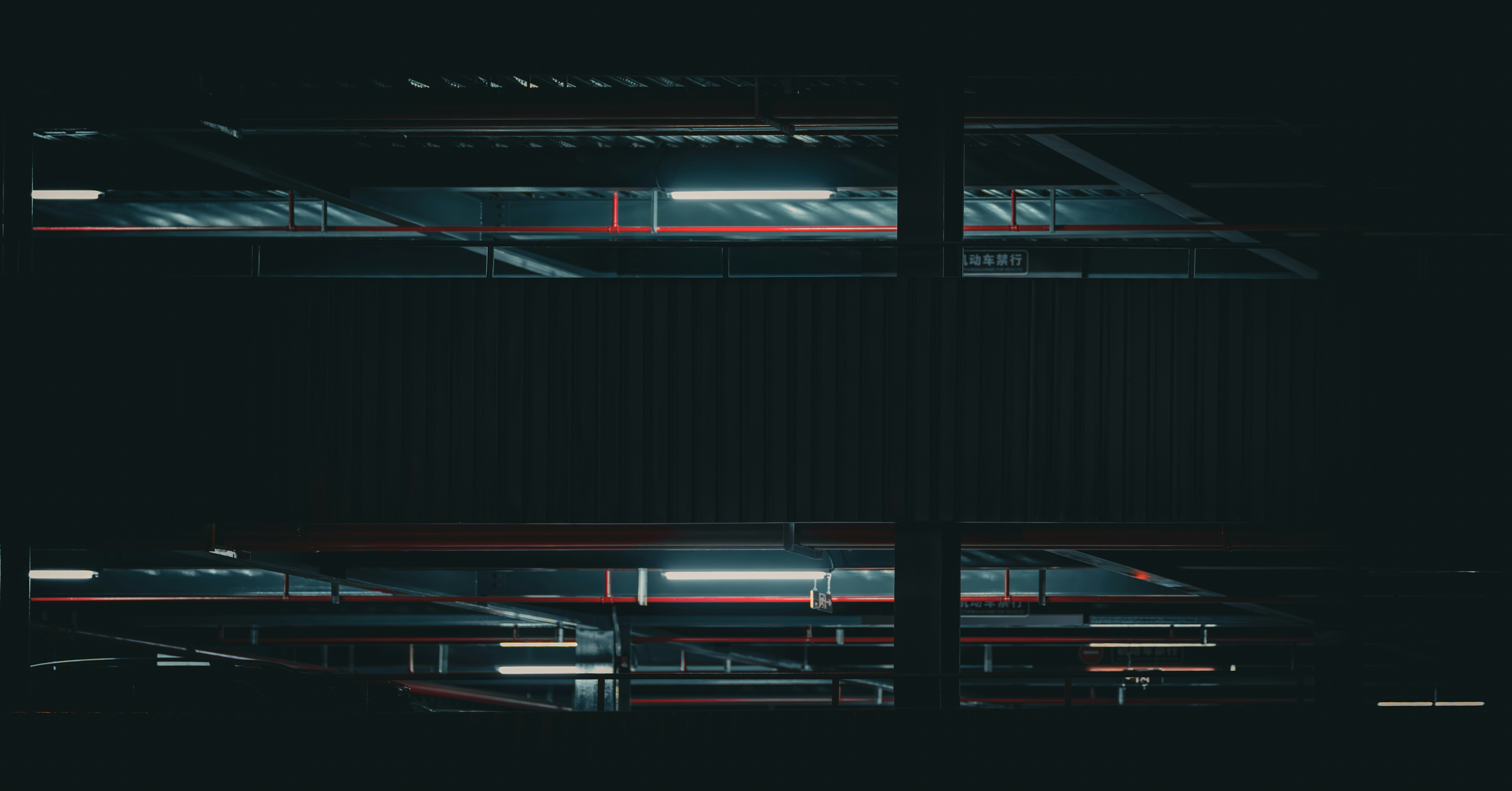 5分足と1時間足のチャートを並べて比較し、それぞれの時間足でローソク足の形状や動きがどのように異なるかを示した図