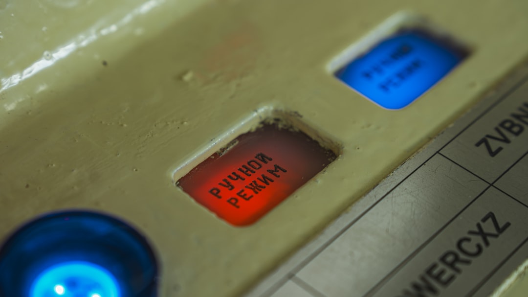 複数の時間軸のチャート（5分足、15分足、1時間足）が同じ画面に表示され、それぞれのトレンドラインやサポート・レジスタンスラインが描き込まれているチャート画面