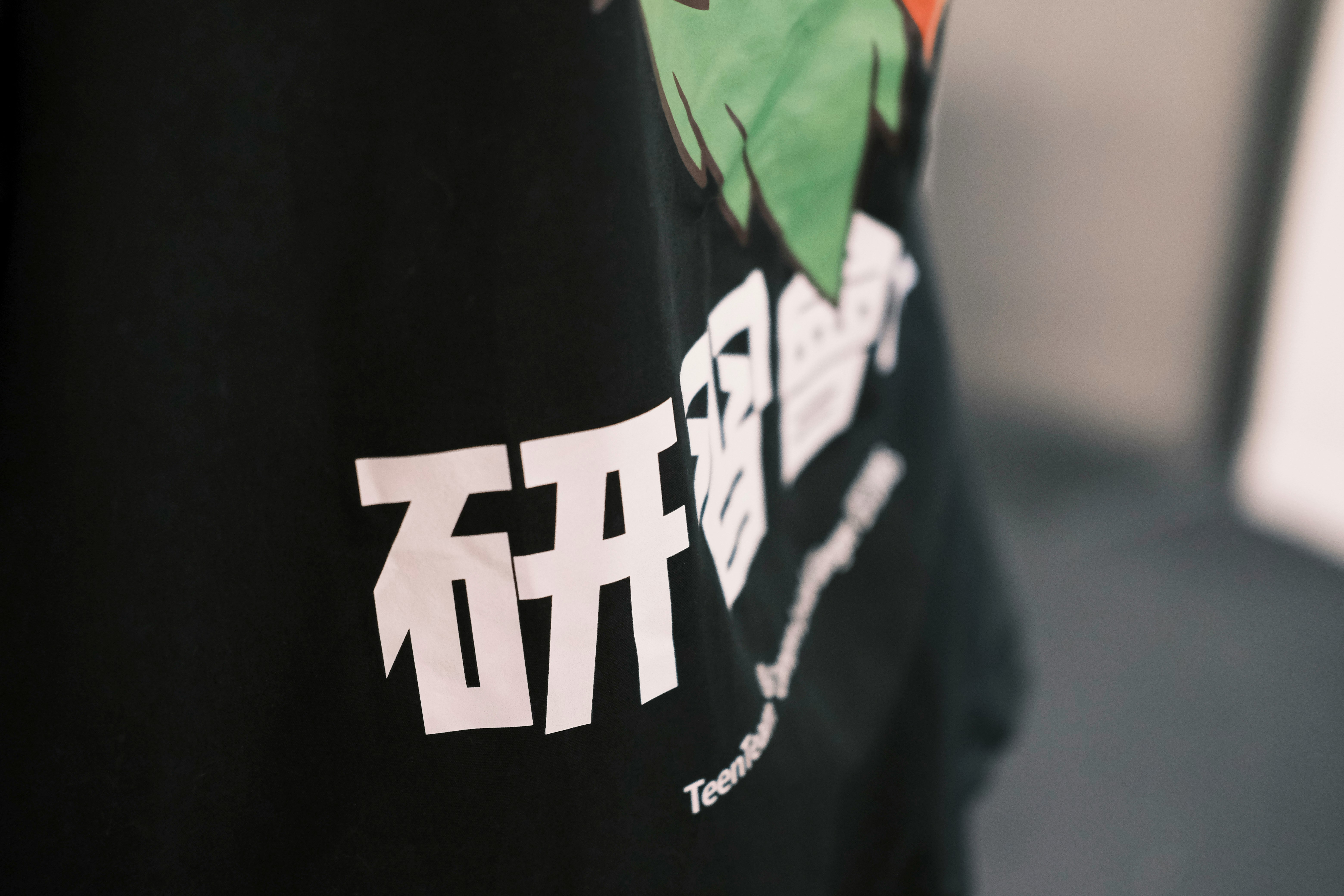 ノートPCにトレード記録を入力し、AIが改善アドバイスを表示しているイメージ