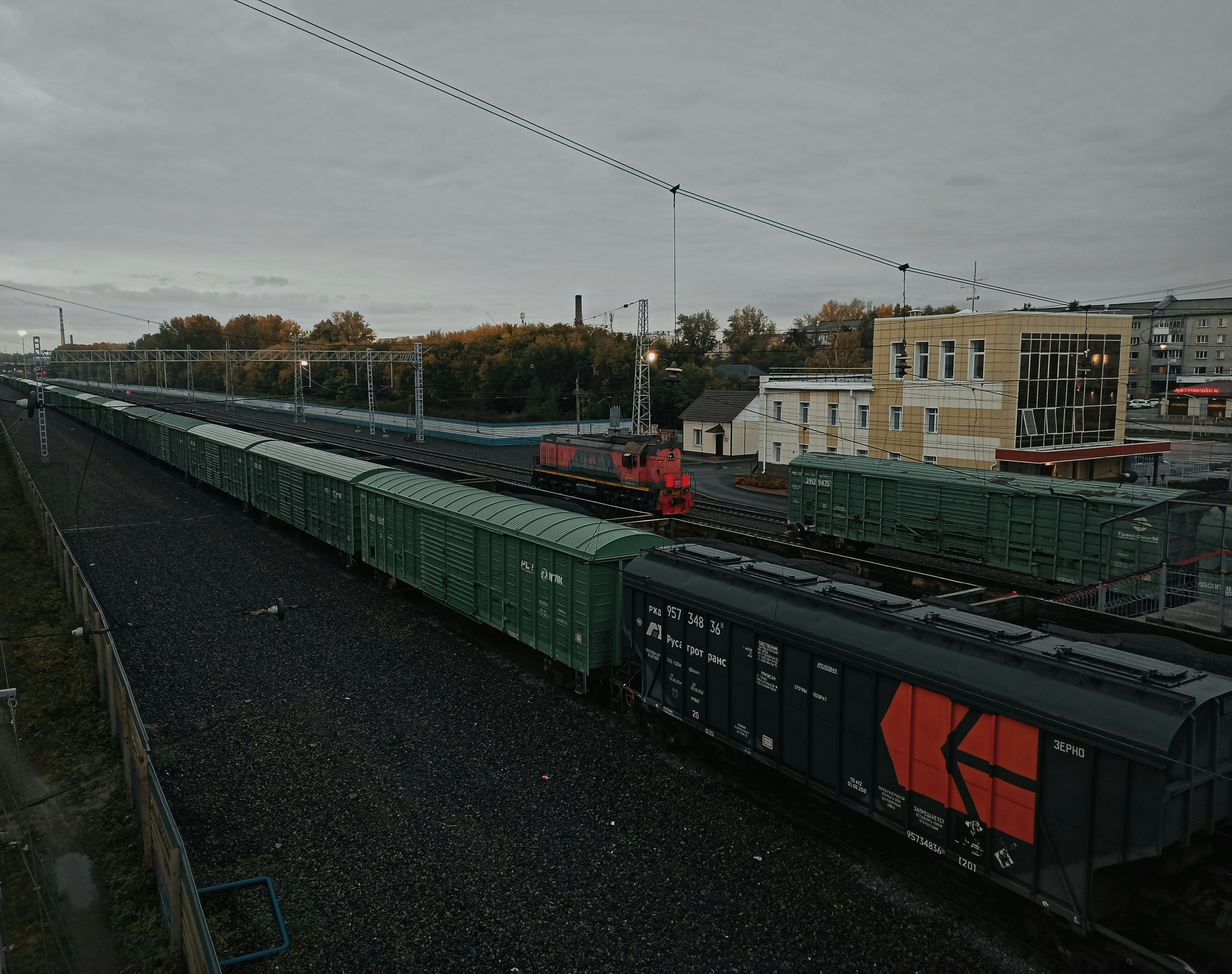 デイトレーダーが2台のモニターでSNSの投稿数グラフと株価チャートを同時に確認している様子