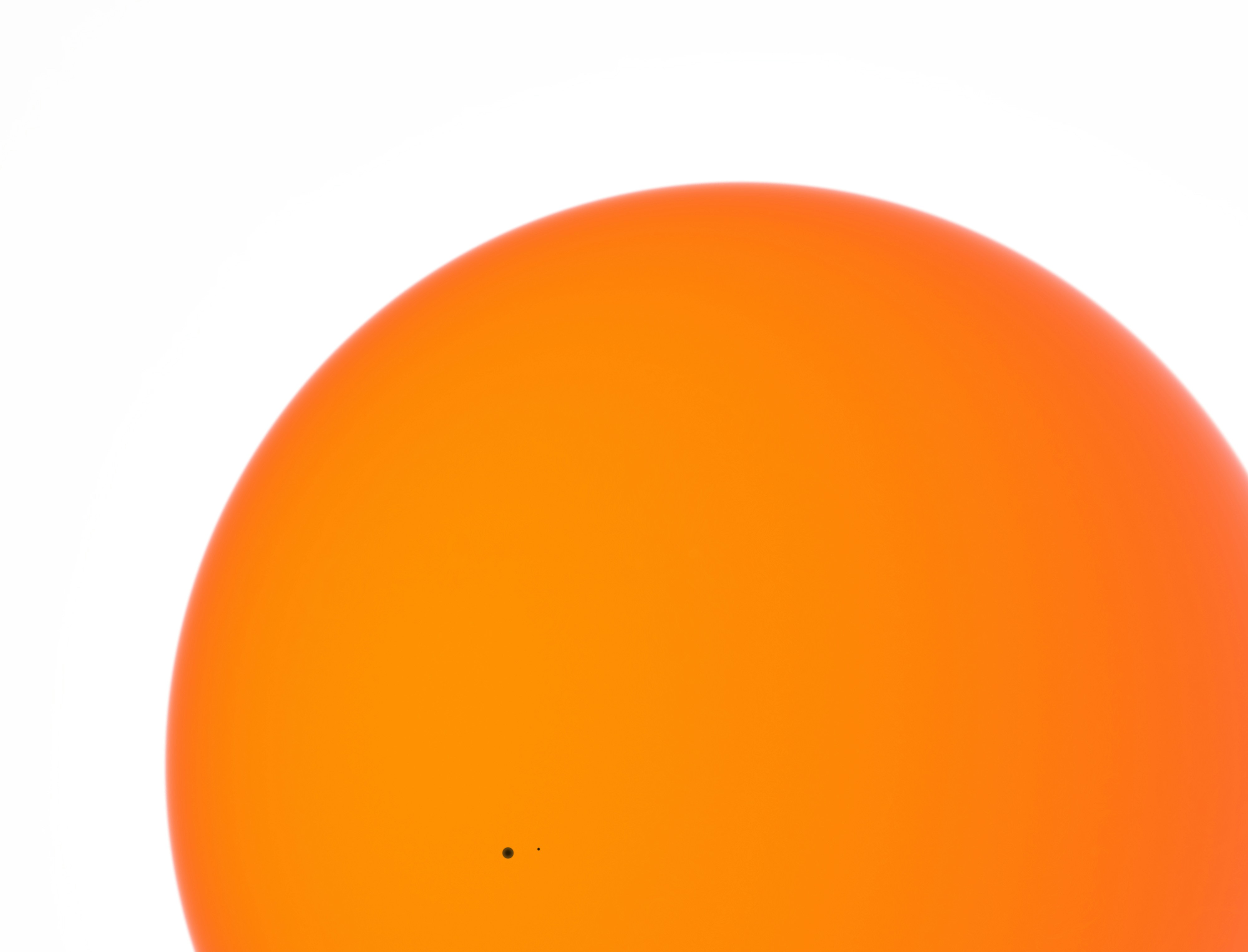 太陽黒点の増減グラフと、株式市場のボラティリティ変化を比較するデータビジュアル