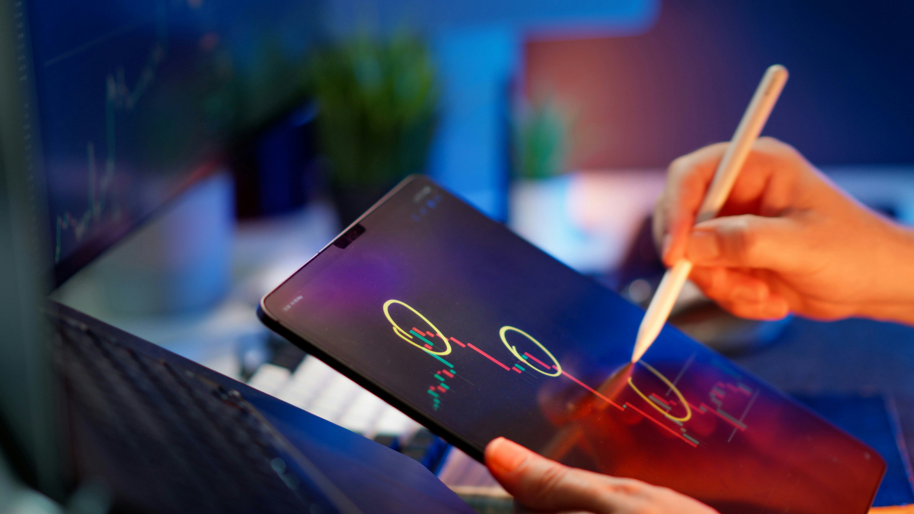 株価チャート上に、押し目買い、戻り売り、ブレイクアウトなどのポイントが示されている