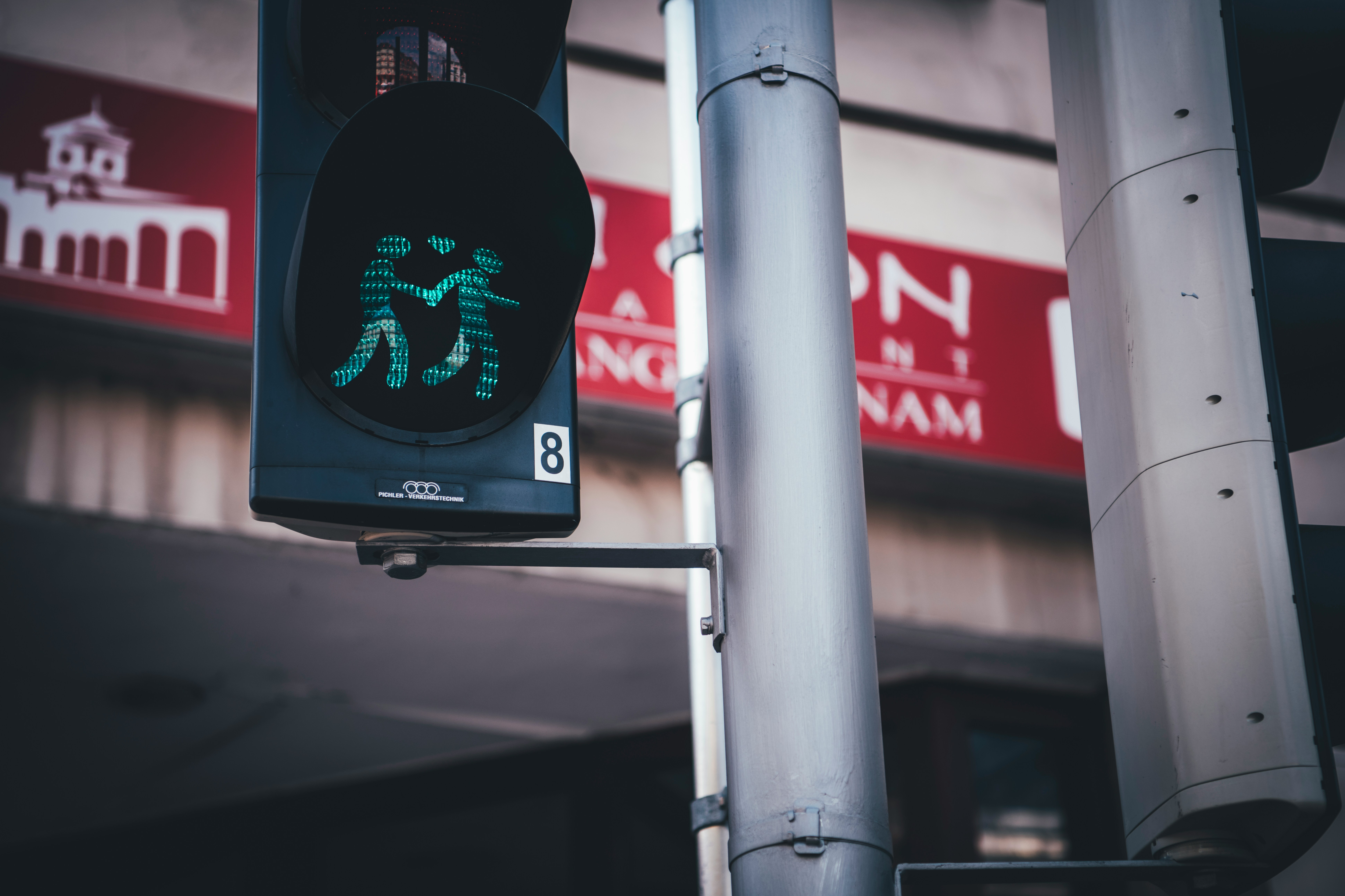 MT4のデータフォルダを開き、インジケーターファイルを保存する手順をスクリーンショットで示したもの