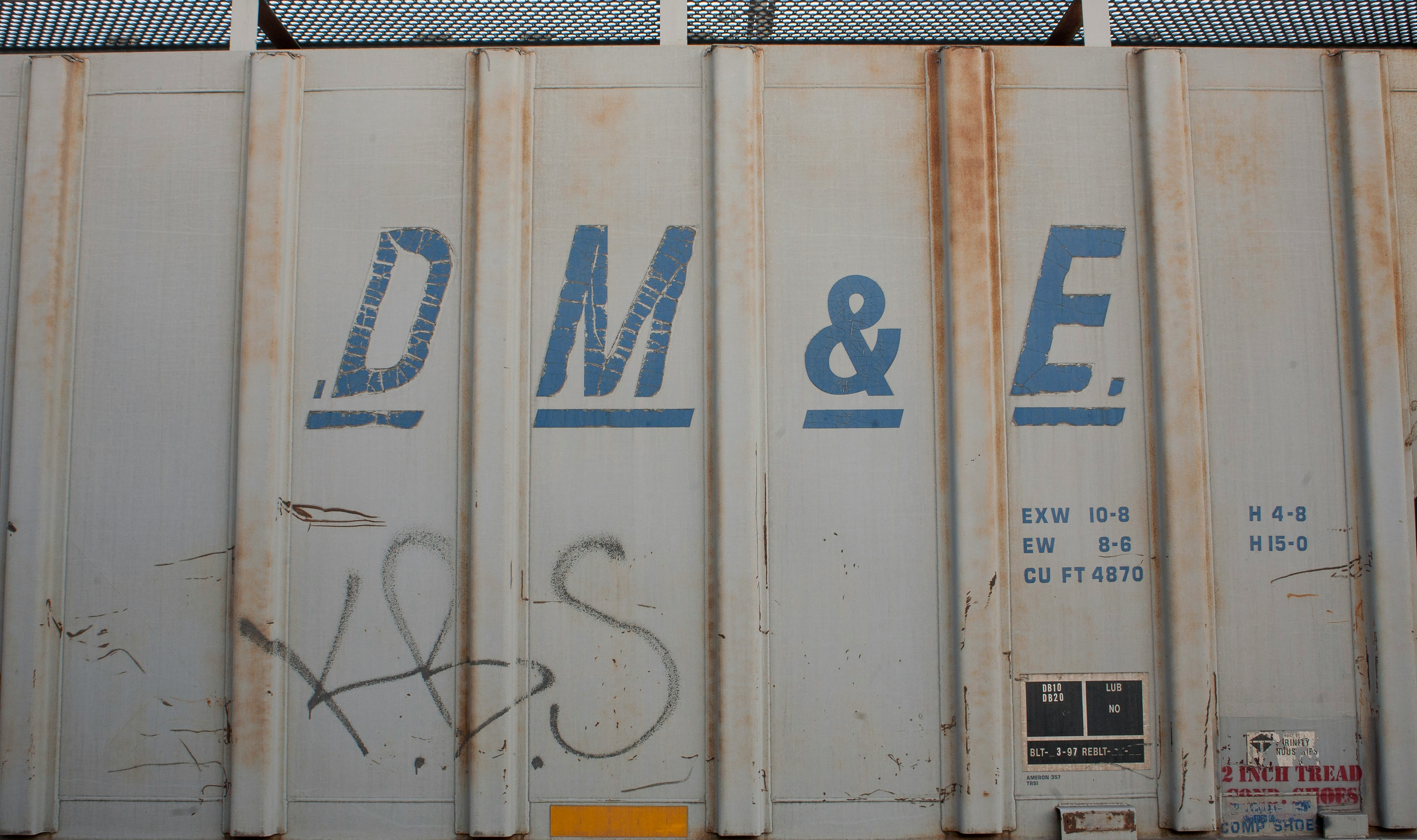 マルチタイムフレーム分析の例として、日足、1時間足、5分足のチャートを並べて表示し、それぞれの時間足で確認できる情報（トレンド、サポート・レジスタンスライン、エントリーポイントなど）を矢印やテキストで示した図