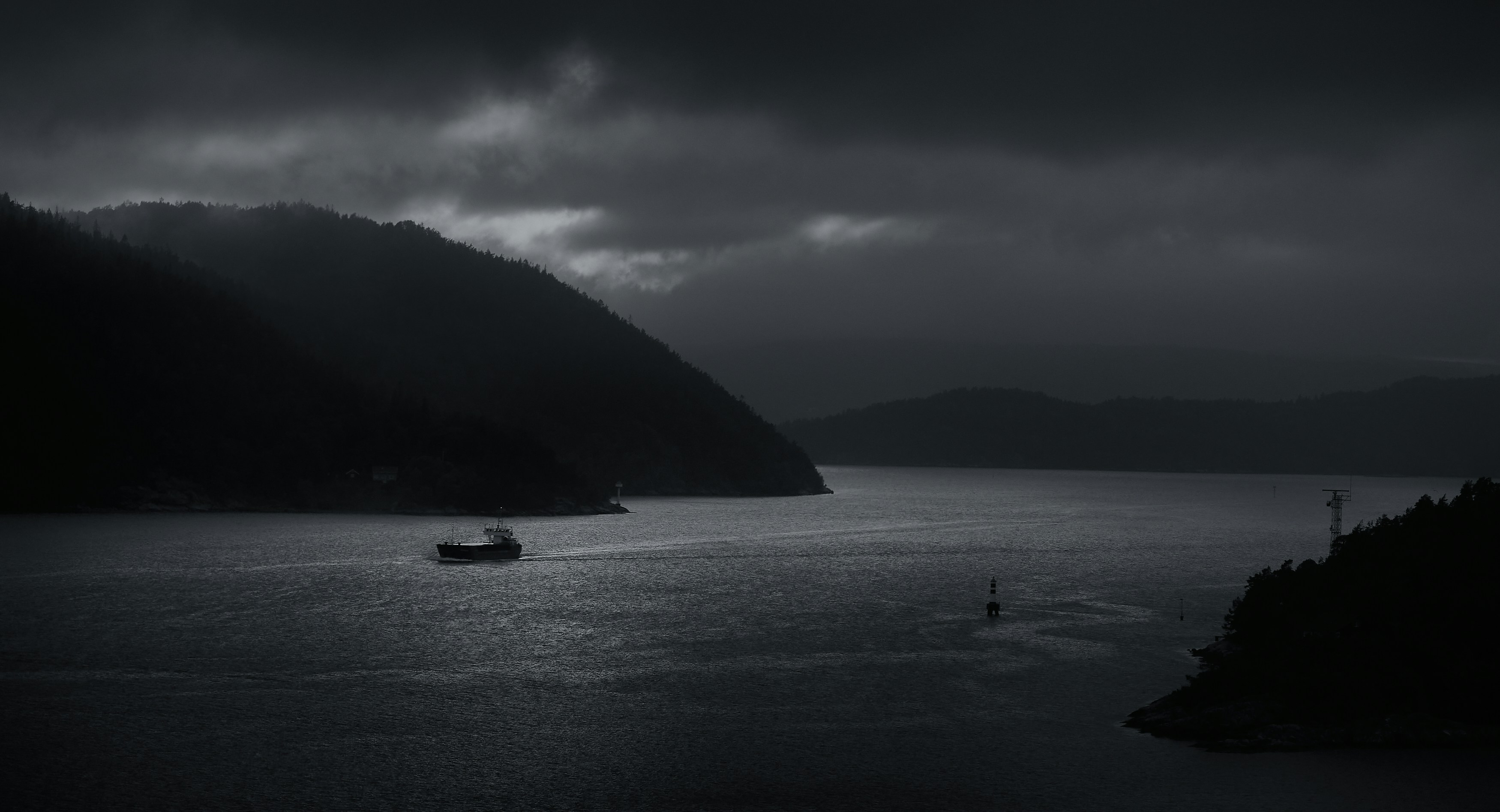 波が穏やかな海を航海する帆船のイラスト